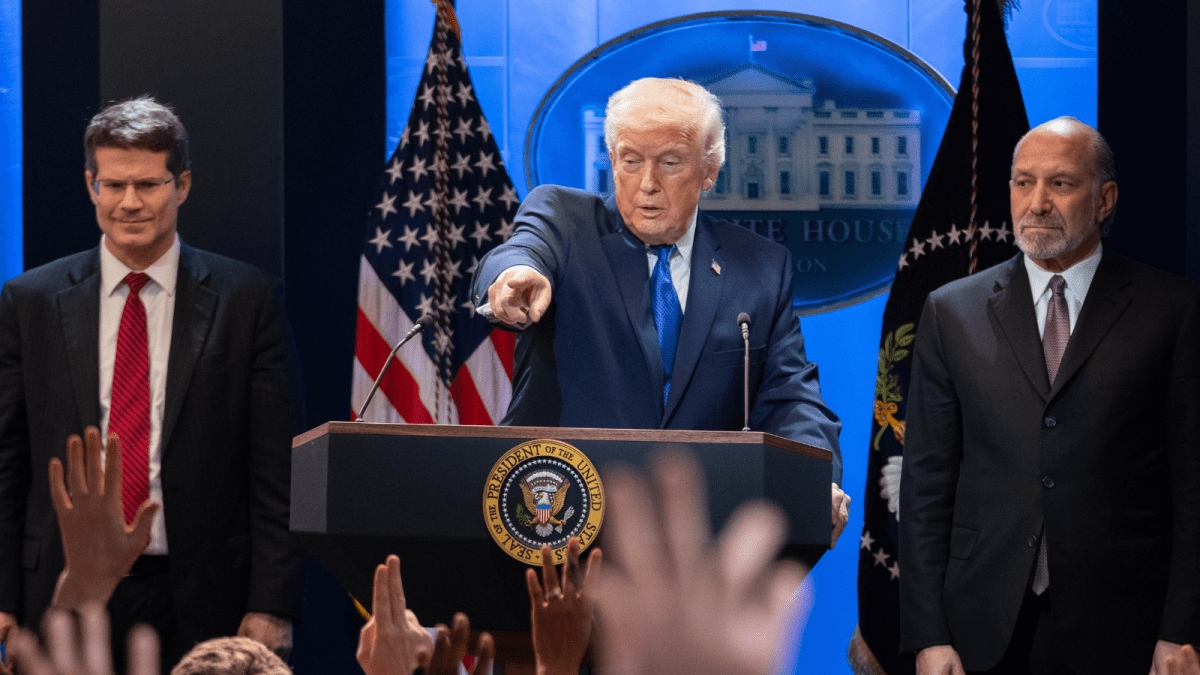 सुप्रीम कोर्ट के फैसले पर ऐसा भड़के ट्रंप, सभी देशों पर 10% ग्लोबल टैरिफ लगा दिया